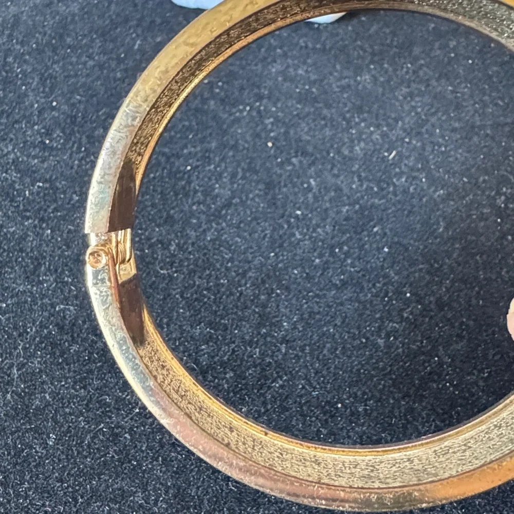N/A elegant gold